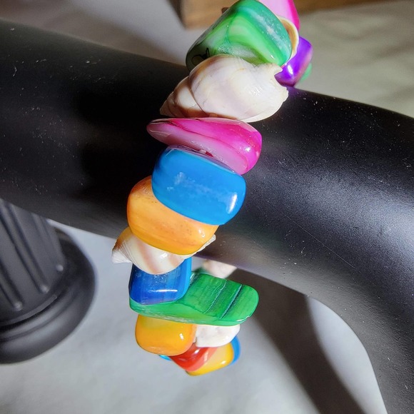 Bright, multi-colored rocks and shells on a stretchy bracelet - Picture 4 of 10